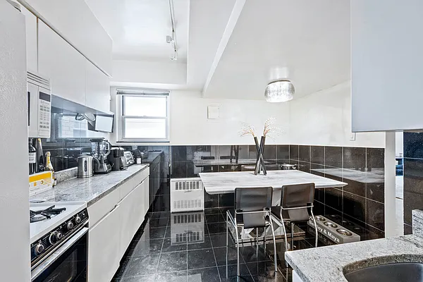 Rented by AVENUE 8 INC | media 13