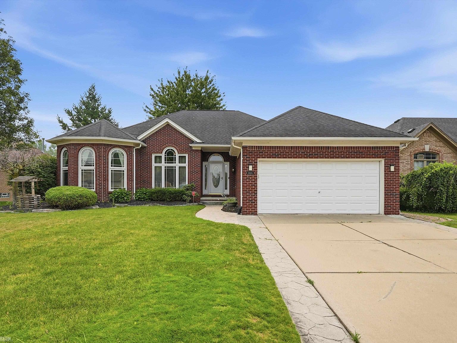 36606 Maple Leaf Dr, New Baltimore, MI 48047