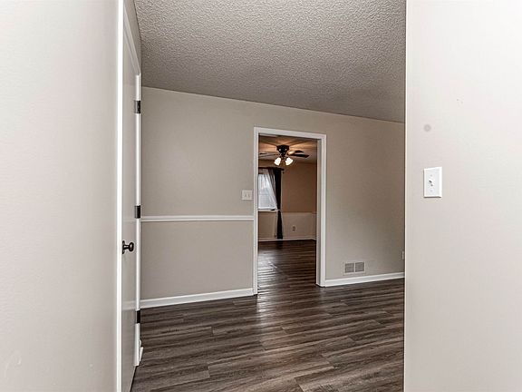 3rd image of 421 Clydesdale Cir