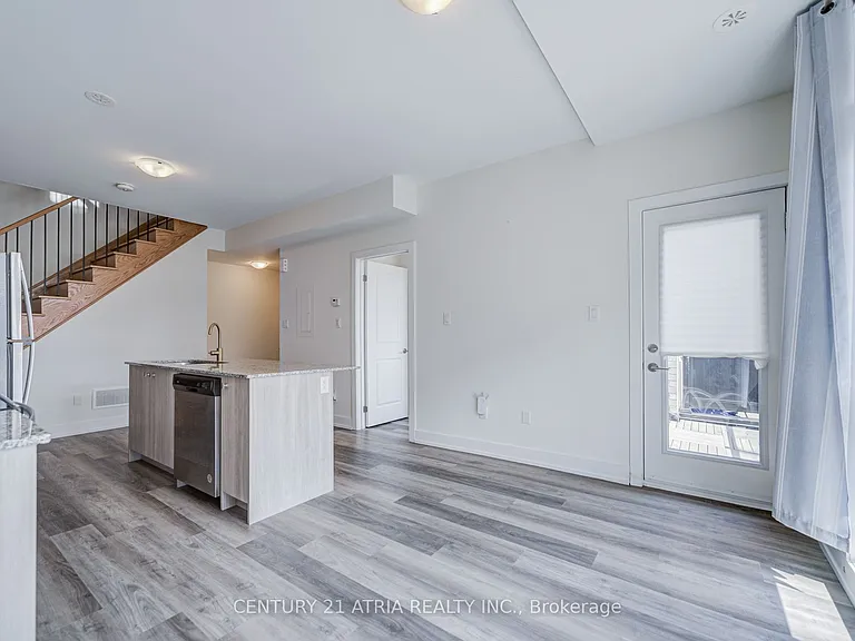 1 Bond Cres #1 — Photo 16