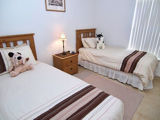 PIW5P619-Twin-Bedroom