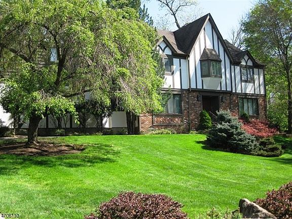 2nd image of 4 Hamilton Dr E