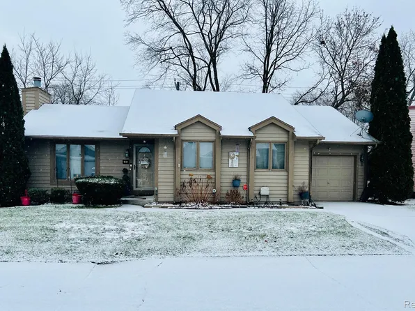 11 Lana Ct, Mount Clemens, MI 48043