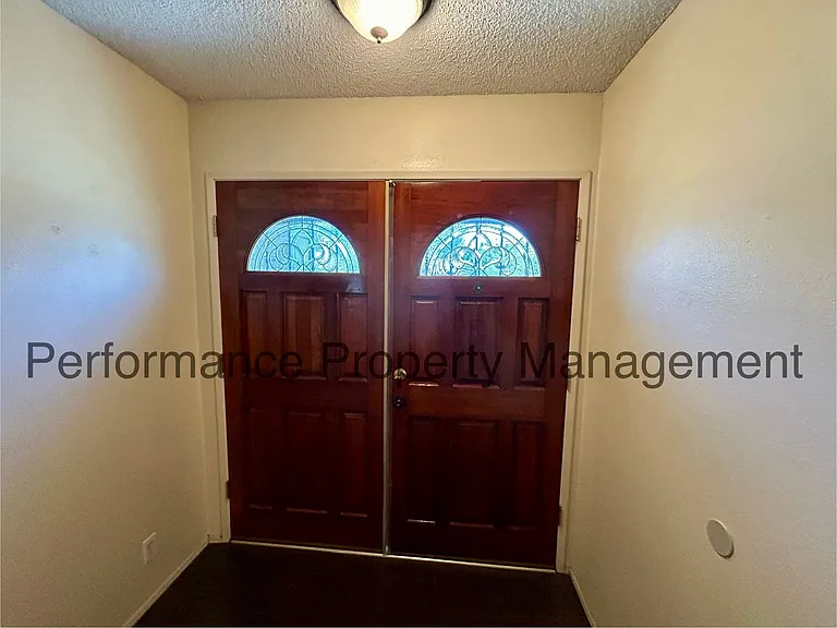 2716 Catalina Dr — Photo 2