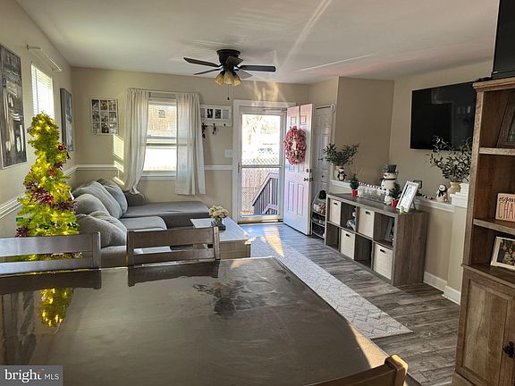 3rd image of 1031 Shoreland Dr