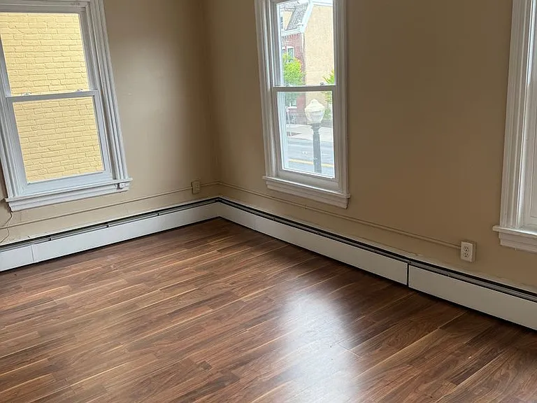 328 W Broad St — Photo 11