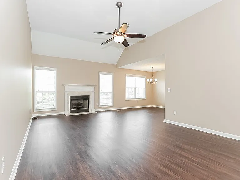 210 Valley Ct — Photo 3