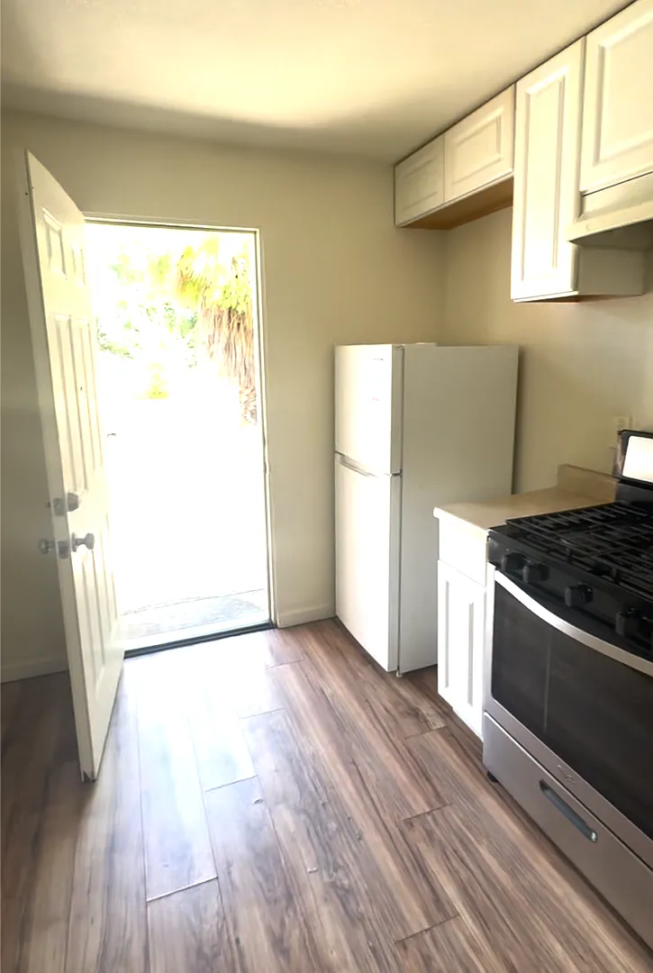 Cute and Clean 400sq ft Studio Available! — Photo 3