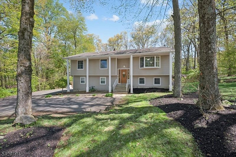 1st image of 11 Knoll Dr