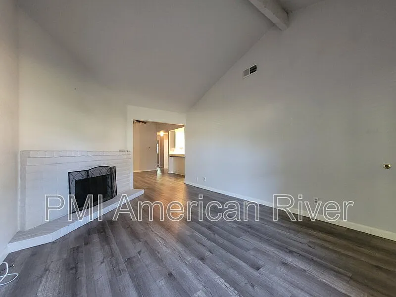 2 bed, 1.0 bath, 904 sqft, $1,775 — Photo 2