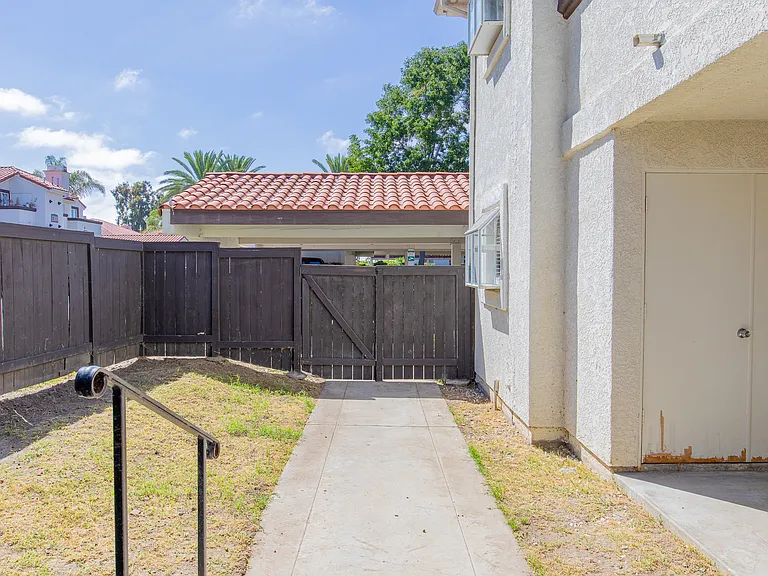 1202 Sea Cliff Way — Photo 9