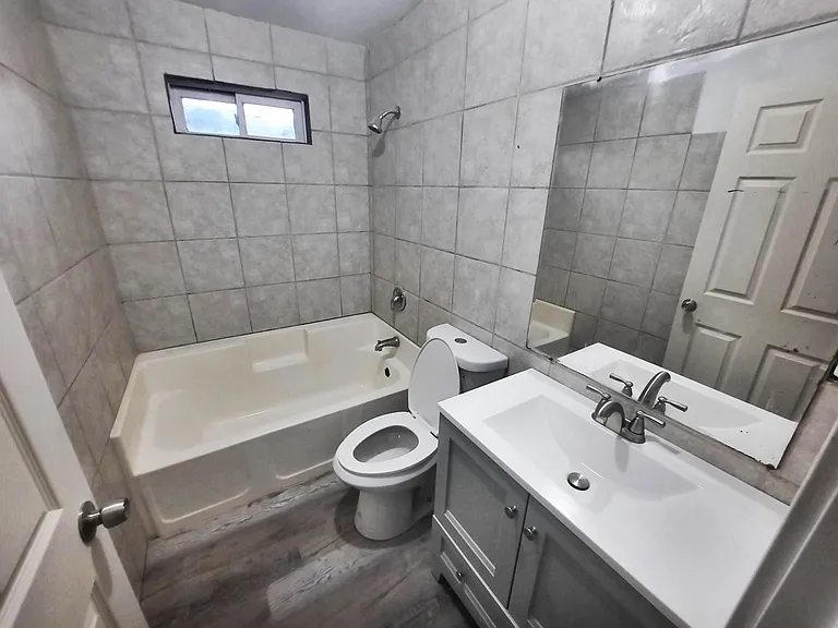 621 SW 3rd St #3 — Photo 3