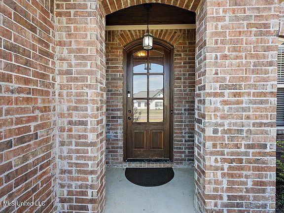 4th image of 152 Sweetbriar Cir