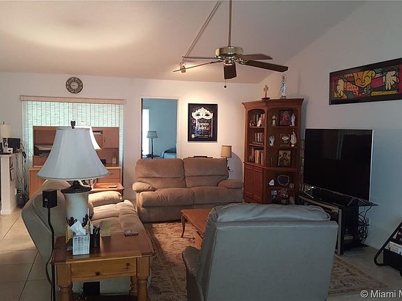 2nd image of 1520 Lakeview Cir