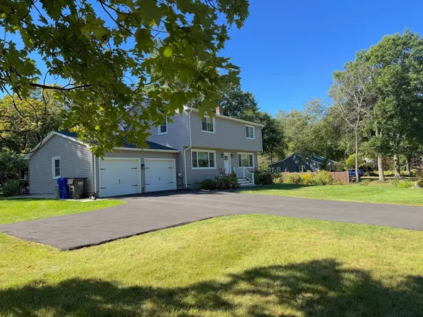 52 Stagecoach Rd, Amherst, MA 01002