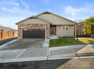 925 Sellwood Dr, Eagle Point, OR 97524