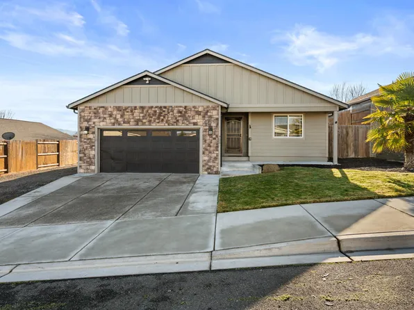 925 Sellwood Dr, Eagle Point, OR 97524