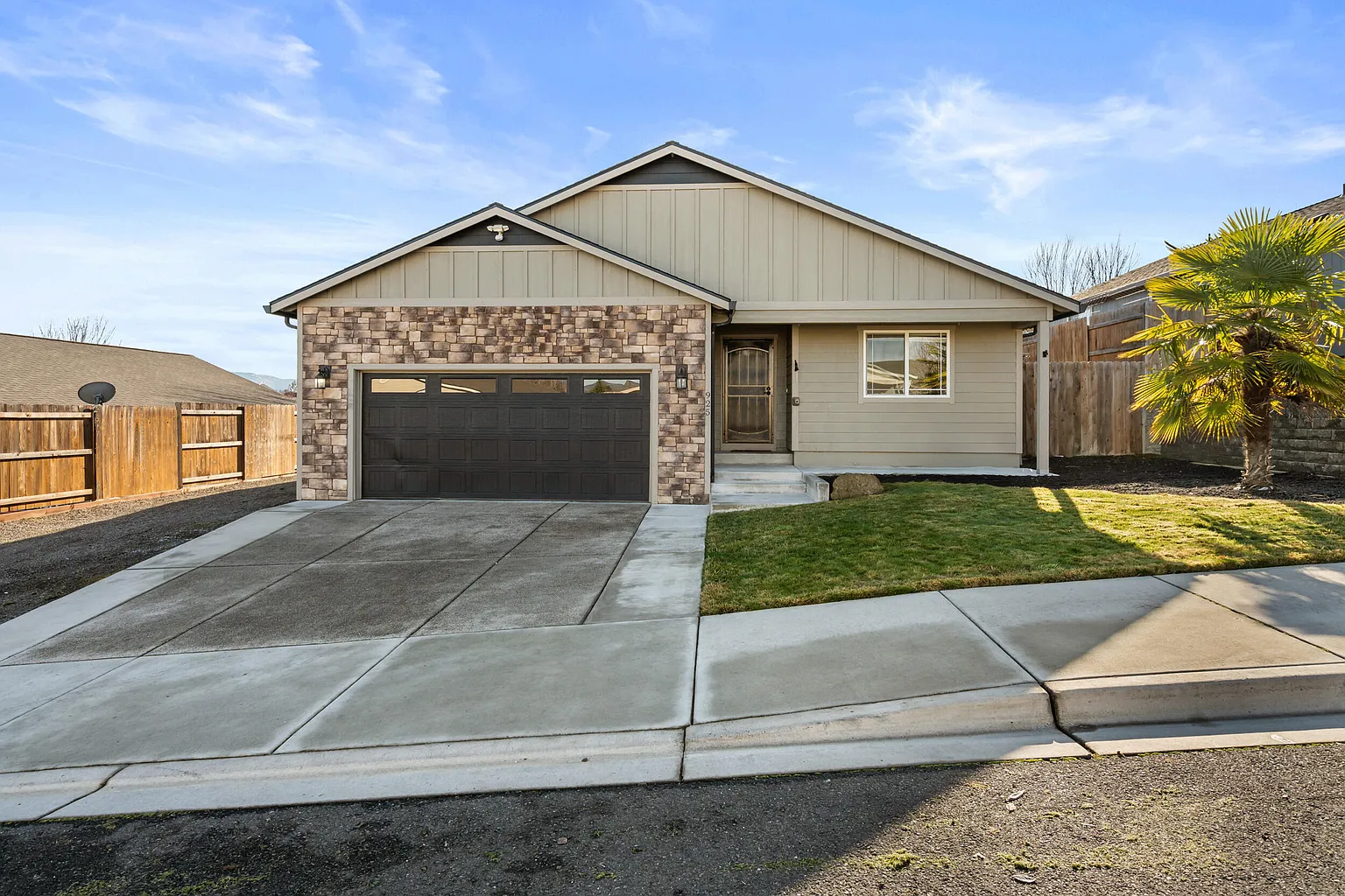 925 Sellwood Dr photo 1