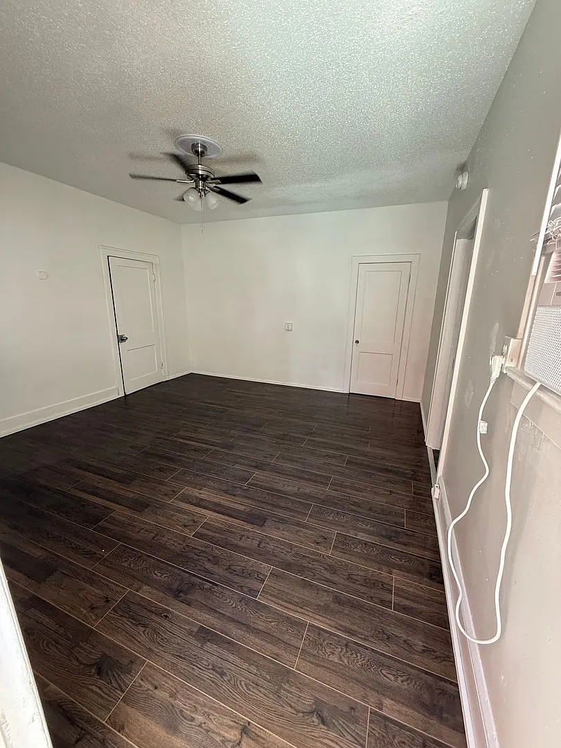1 Bedroom / 1 Bath Apartment * Half Off 1st Month's Rent With 13 Month Lease * — Photo 3