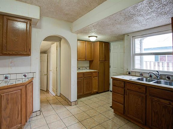 5th image of 231 W Bonneville St