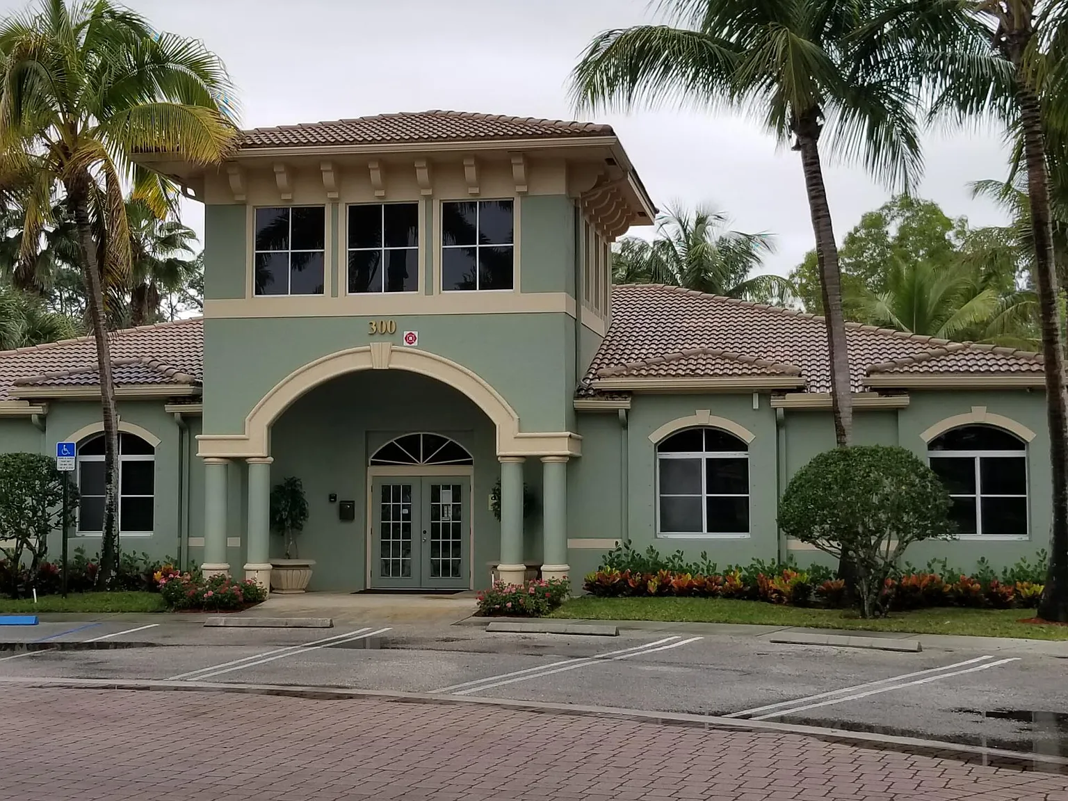 3 bed, 2.0 bath, 1306 sqft, $2,395 — Photo 2
