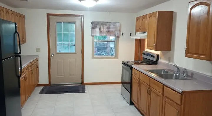 636 E Grand River Ave — Photo 9