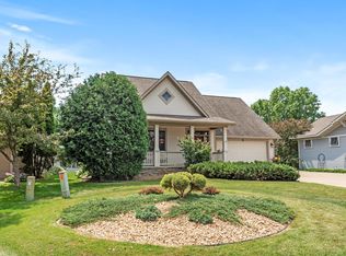 2710 Red Splendor Cir E, Maplewood, MN 55119