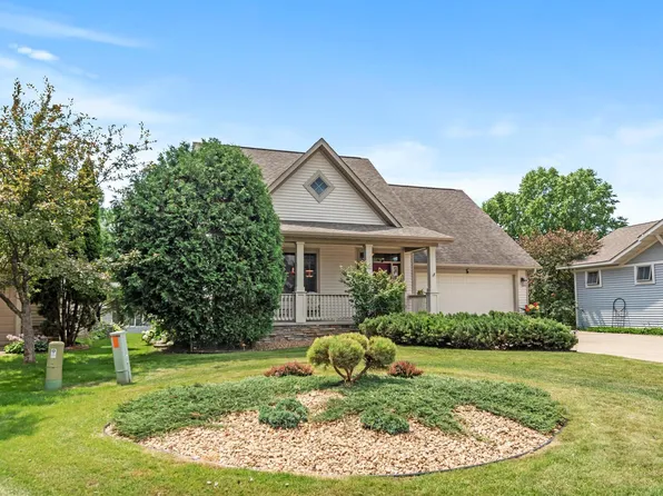 2710 Red Splendor Cir E, Maplewood, MN 55119