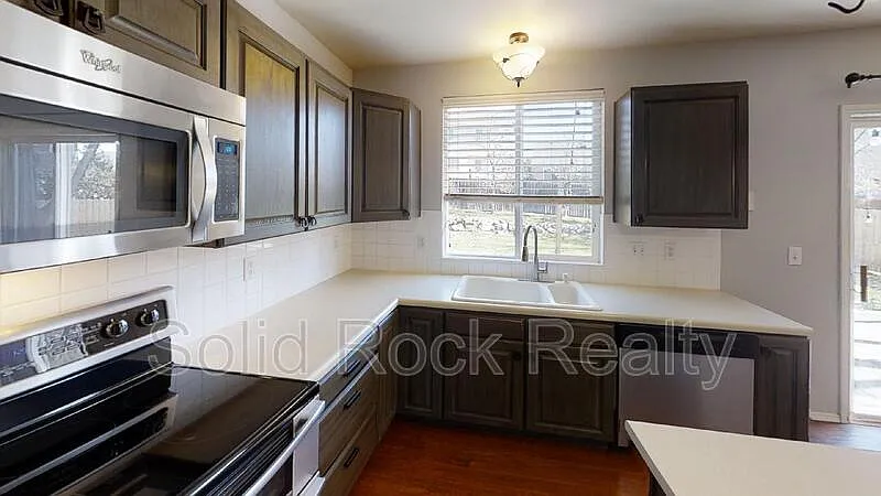 4 bed, 3.5 bath, 2296 sqft, $2,500 — Photo 4