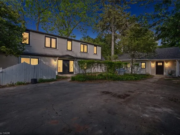 1182 Linbrook Rd #5, Oakville, ON L6J 2L4