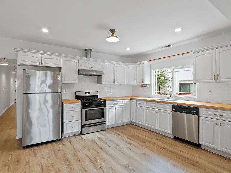 2435 Houston St — Photo 4