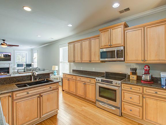 4th image of 214 Clouter Creek Dr