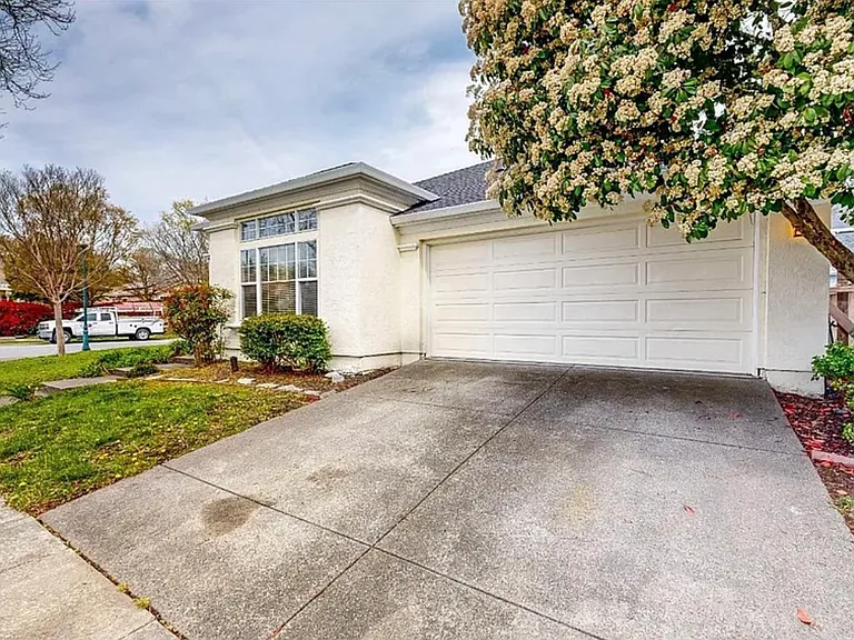 402 Dove Ln — Photo 3