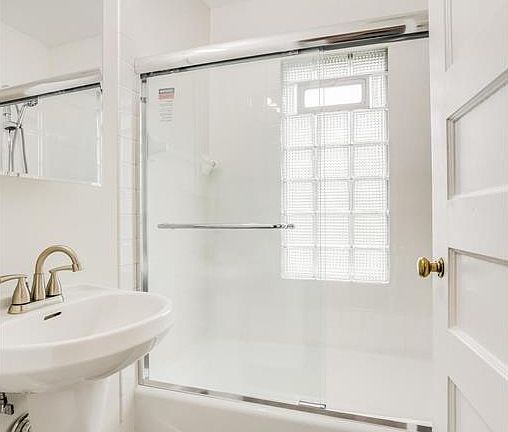 5th image of 2512 Buchanan St NE APT 1