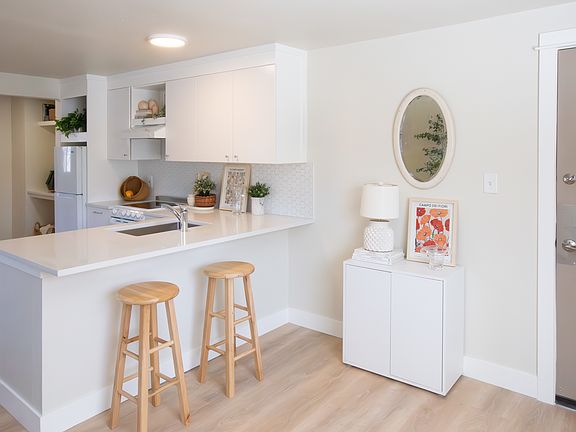 3rd image of 1335 N Gaylord St #206