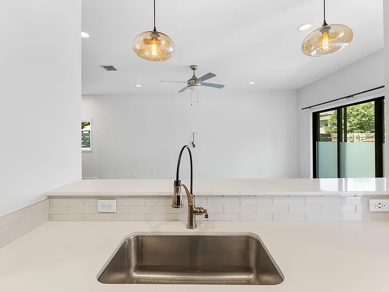 2101 Montopolis Dr #11 — Photo 10