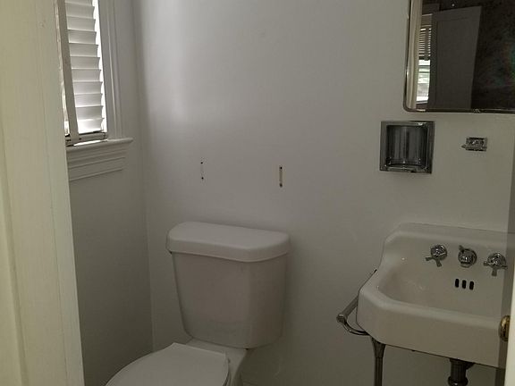 5th image of 144 Sutherlin Ave