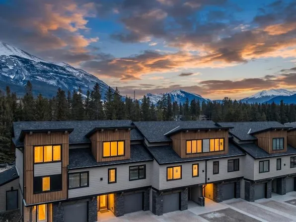 20 W Policemans Creek Mews, Canmore, AB T1W 0P4
