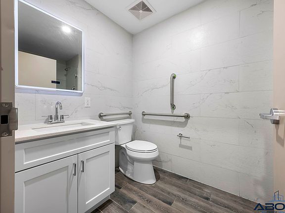 5th image of 1652 E 14th St #303