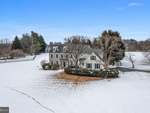 3rd image of 825 Bainbridge Dr