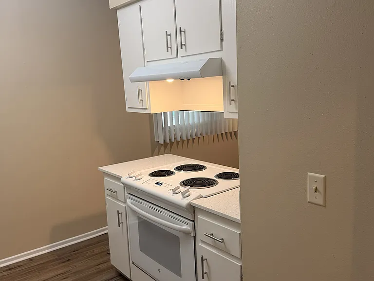 2025 NW Hickory Ln #8 — Photo 7
