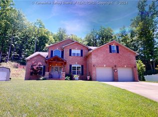 76 Russell St, Winfield, WV 25213
