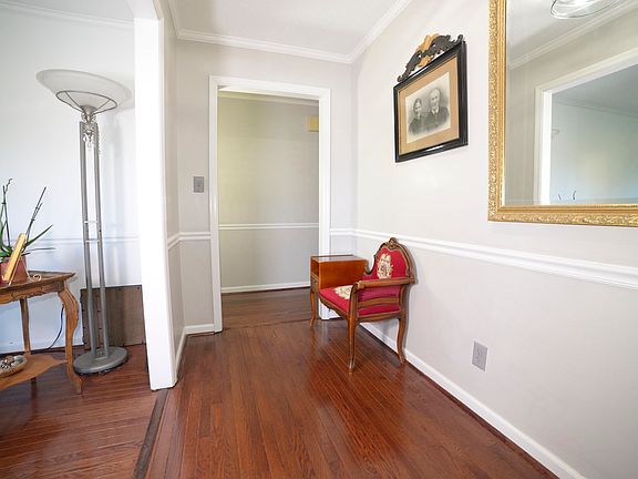 4th image of 204 Georgetown Ct