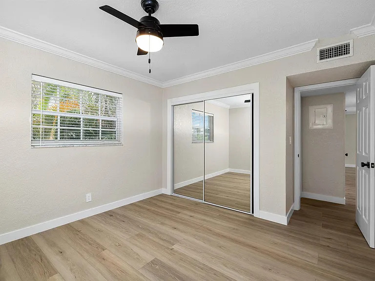 2701 NE 6th Ave — Photo 11