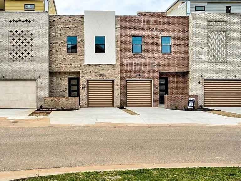 575 S Fretz Ave — Photo 1