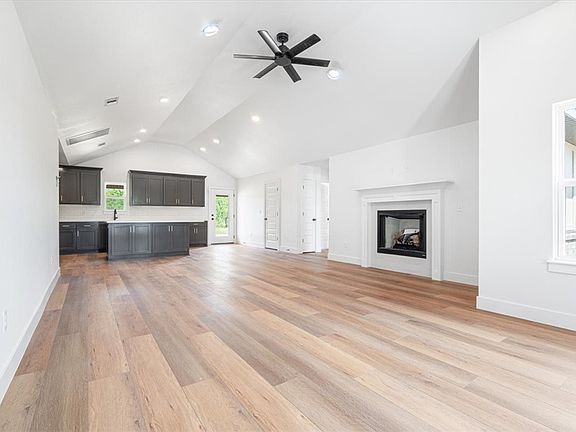 4th image of 21 Briscoe Ln