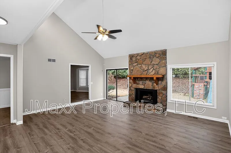 5 bed, 3.0 bath, 3200 sqft, $3,500 — Photo 3