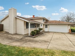 25185 Fawn Dr, North Olmsted, OH 44070