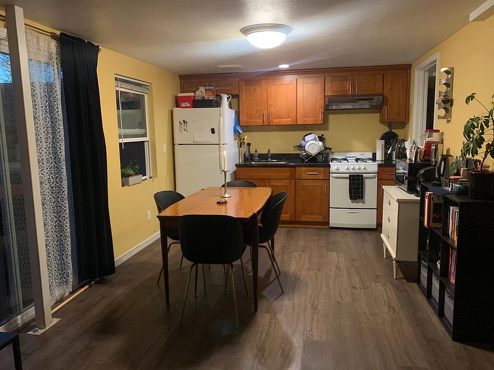 Kitchen & dining nook