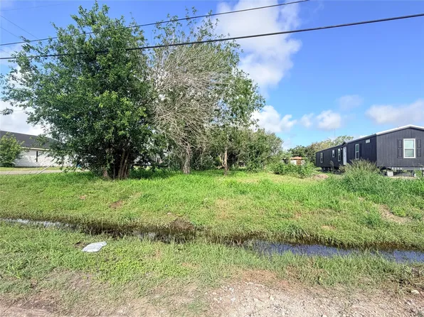 107 Shaw St, Refugio, TX 78377